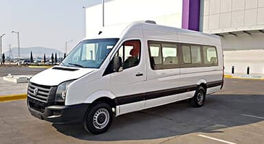 Camioneta tipo minivan de traslado blanca